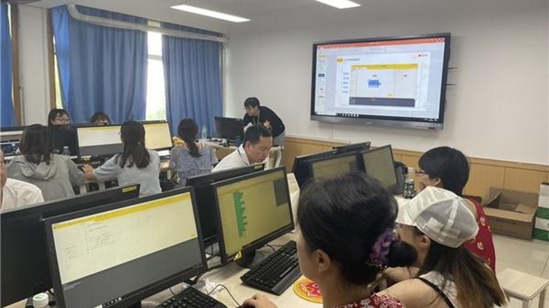 成人高考报名费用通常由以下几个部分构成：